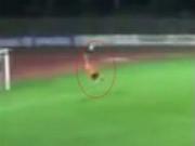 Pha đá phản lưới nhà từ giữa sân