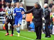 Jose Mourinho điên tiết "trảm" Mata và Luiz