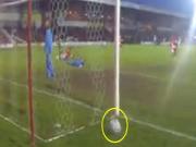 Suýt mất bàn thắng vì... lưới thủng