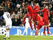 Bale sút phạt thành công theo "phong cách Ronaldo"