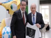 Sepp Blatter được tặng áo đấu in hình Cristiano Ronaldo