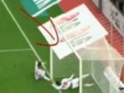 Cầu thủ bất tỉnh sau khi đập mặt vào khung thành