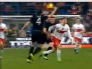 John OShea dùng tay cản bóng thô thiển