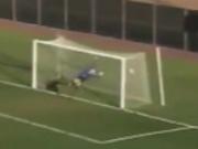 Siêu phẩm khó tin của nữ cầu thủ