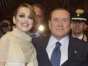 Mặc tin đồn đồng tính, Silvio Berlusconi kết hôn lần 3
