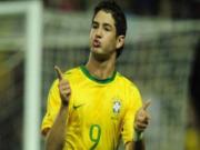 Cả Arsenal lẫn Tottenham đều án binh bất động trong vụ Pato