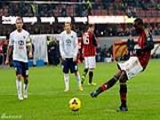Balotelli đá hỏng phạt đền, AC Milan hụt chiến thắng