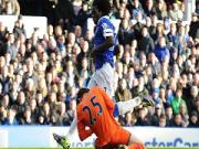 Lloris mất trí nhớ sau pha va chạm với Lukaku