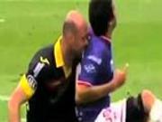 Pha cẩu quyền của Suarez tái hiện ở Argentina