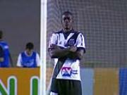 Cầu thủ đứng im như tượng để biểu tình