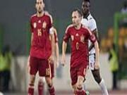 CĐV Guinea Xích đạo tranh nhau quần của Iniesta