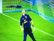 Mirante trổ tài với kẹo cao su như Oezil