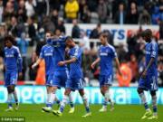 Vì sao Chelsea và Man City sớm đuối sức?