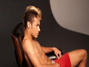 Cạnh tranh với Ronaldo, Neymar cũng "lột đồ khoe thân"