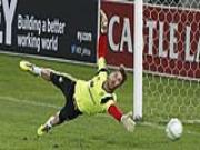 Ramos gây thất vọng khi trổ tài... bắt gôn