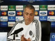 Mourinho ngang nhiên cởi áo ngay trong buổi họp báo