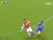 Pha đạp bóng của Ivanovic khiến Oezil nóng mắt