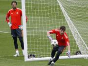 Diego Lopez ký hợp đồng với Milan: Chấm dứt phận người dưng!