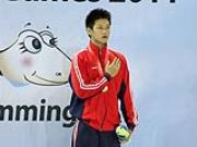 Hoàng Quý Phước cầm cờ cho đoàn thể thao Việt Nam