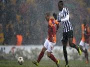 Nhờ trời, Sneijder đá bay Juve khỏi Champions League