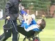 Bộ phận y tế cáng cầu thủ rời sân "dị" chưa từng có