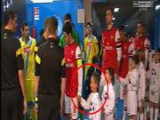 Cậu bé mascot khóc ròng khi đi bên cạnh Arteta