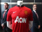 Trong sân cỏ và trên bàn đàm phán: Ai bán hàng giỏi nhất Premier League?