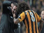 Giải "cơn khát" bàn thắng, Huddlestone cắt tóc ngay trên sân