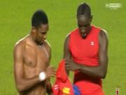 Cầu thủ đổi áo giữa trận: Có nên lộ liễu?