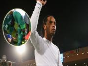 Ronaldinho bị đối thủ "quây" và cướp... giầy