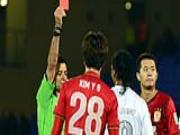 Đạp cả 2 chân vào đối thủ, Ronaldinho rời sân trong... ấm ức