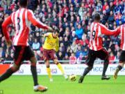 Arsenal giành 3 điểm trước Sunderland trong thế thiếu người
