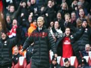 Cầu thủ Arsenal ngủ gật khi xem đội nhà thi đấu