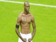 Balotelli thuê người tạc tượng mình
