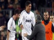 Varane ôm Mourinho nhảy nhót tưng bừng