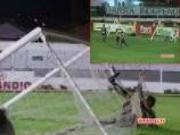 Bi hài trái bóng tròn: Kéo đổ cả khung thành vì pha cứu thua trên vạch vôi