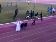 Súng nổ, cả đội bóng đuổi đánh trọng tài