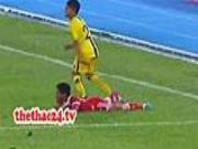 Hành động phi thể thao : Cản không bóng, dẫm lên người đối thủ!!
