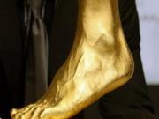 Bàn chân vàng như thật của Messi giá… 4 triệu euro