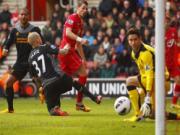 Thua bẽ mặt Southampton, Liverpool xa rời top 4