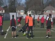 Suarez tắc bóng nguy hiểm với người đẹp