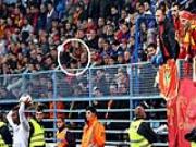 Ashley Cole bị phun nước bọt trong trận đấu với Montenegro