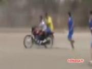 Tình huống siêu độc: Thủ thành "lên công, về … xe máy"