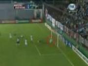 Kinh ngạc với pha cứu thua trên vạch vôi như trong truyện tranh