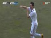 Tấm thẻ đỏ "bi hài" do cái tội ... vẫy tay ăn mừng thái quá