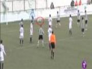 Trọng tài quáng gà, "ép" đội chủ nhà ghi "bàn thắng ma"