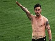 Cầu thủ bị cấm “lên tuyển” suốt đời chỉ vì…ăn mừng bàn thắng