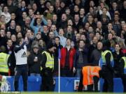 Thắng trận, các ngôi sao Chelsea được chung vui bằng .... vật thể lạ từ khán đài