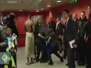 Balotelii quấn khăn "đi dạo" chỗ đông người