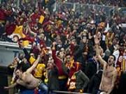 CĐV Galatasaray đào hầm vào sân Schalke cổ vũ cho đội nhà